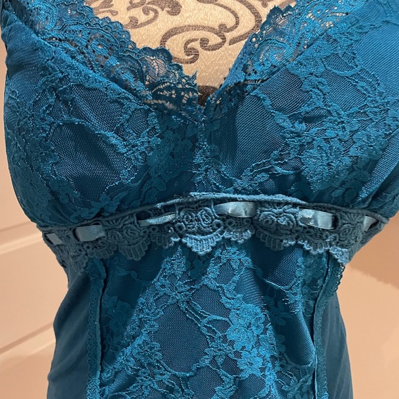 Prussian blue camisole with ribbing and intricate detailing. - Picture 2 of 6